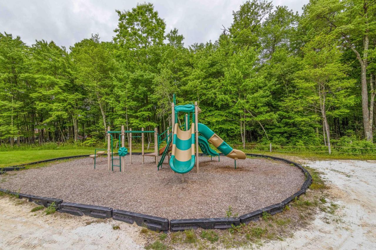 Lakeside Fun, Skiing, Waterpark, Relaxation, And Nature At Your Doorstep Locust Lakes Village Exterior photo