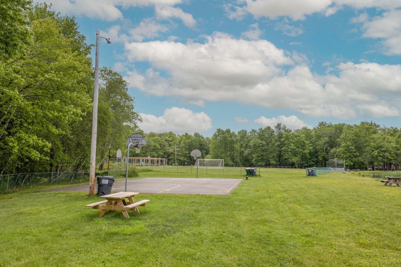 Lakeside Fun, Skiing, Waterpark, Relaxation, And Nature At Your Doorstep Locust Lakes Village Exterior photo